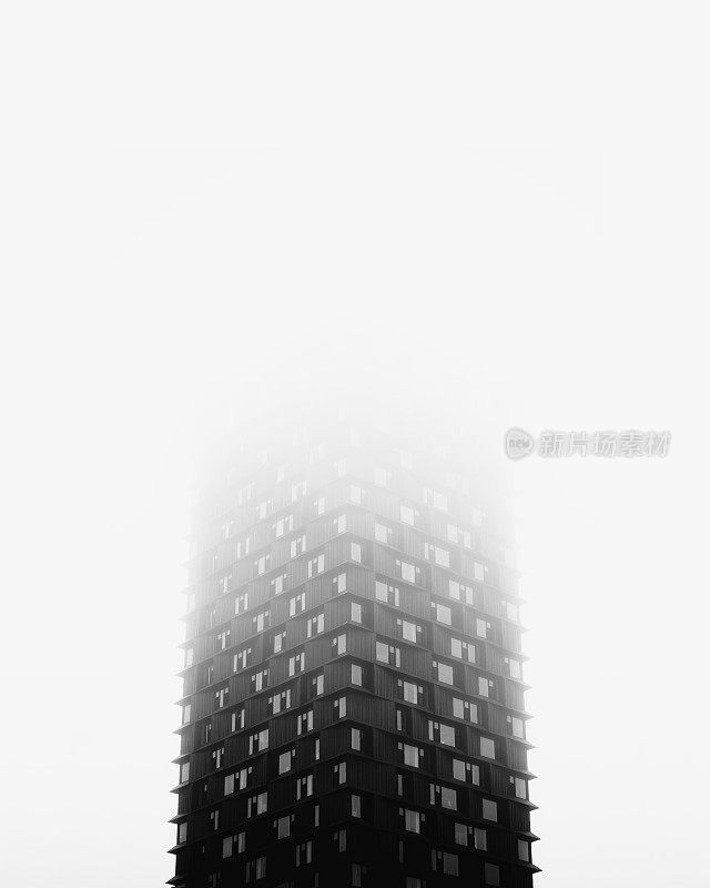 一幢高楼从雾中显露出来