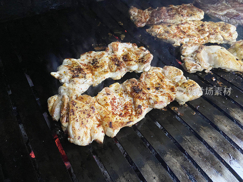 烤架上的鸡胸肉和牛肉