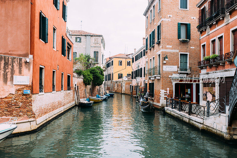 在威尼斯运河，建筑和建筑物的观点。