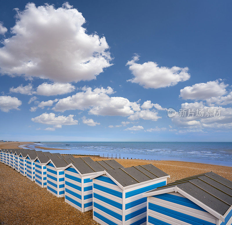 黑斯廷斯海滩和码头蓝色条纹小屋度假，东苏塞克斯英格兰