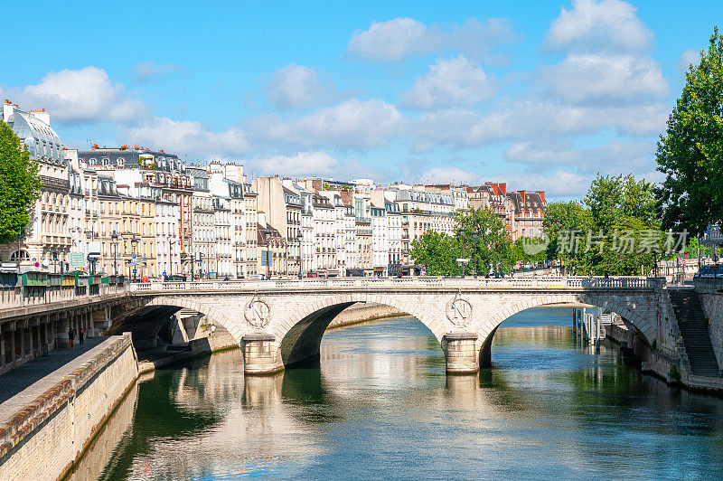 巴黎城市景观:塞纳河上的圣米歇尔桥