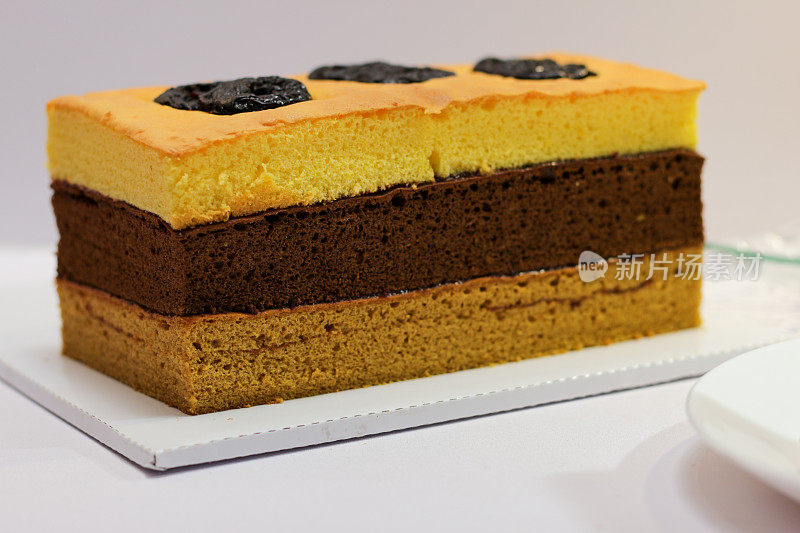 苏腊巴亚青石蛋糕。三层蛋糕来自印度尼西亚的泗水。每一片都有分层的纹理。有选择性的重点。