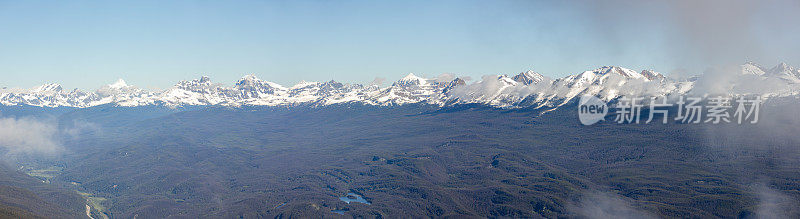 从加拿大阿尔伯塔省惠斯勒斯山顶俯瞰加拿大落基山脉