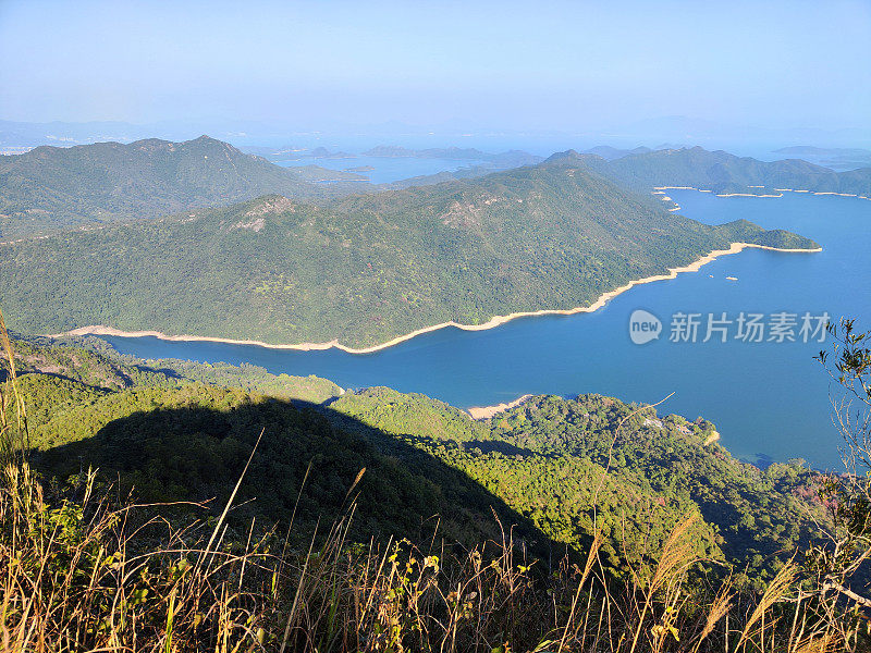 从香港新界八仙岭俯瞰船湾水塘全景