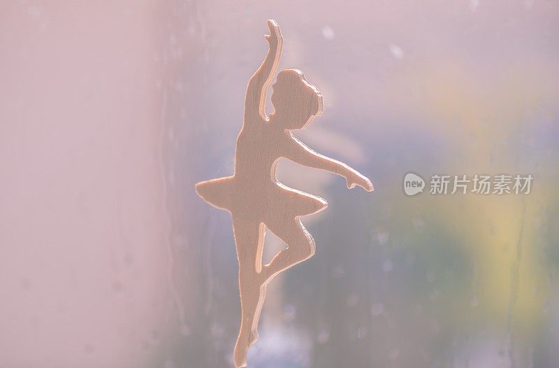 芭蕾舞女演员的剪影，背景是居高临下的水滴