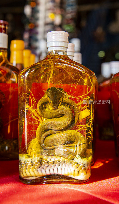 在老挝出售的瓶装蛇威士忌