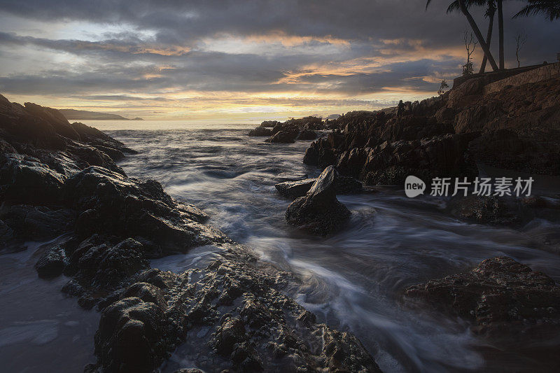 日落时的卡里姆海滩，泰国普吉岛芭东