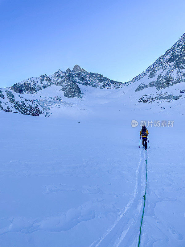 一个人在高山上滑雪