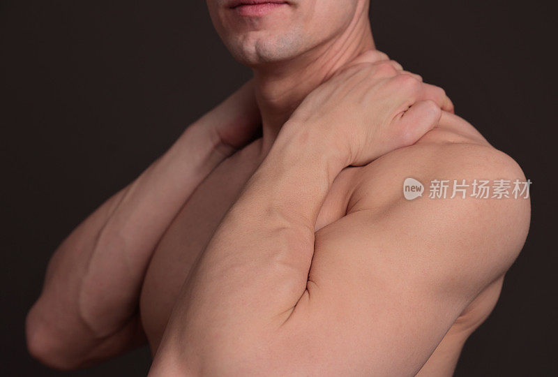 男子背部和颈部疼痛。肌肉发达的男性身体。体育运动损伤预防方法