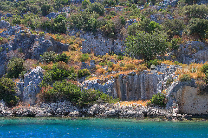 地中海Kekova岛海岸的古代定居点遗迹。