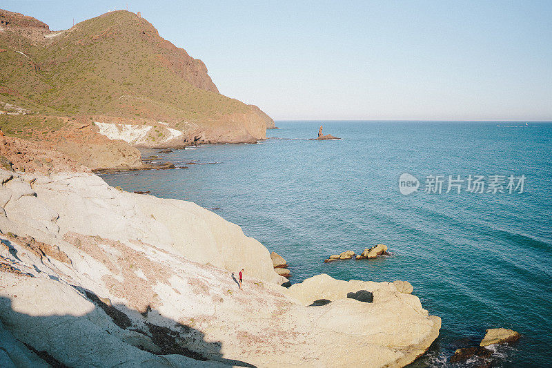 平静的海湾和崎岖的海岸线