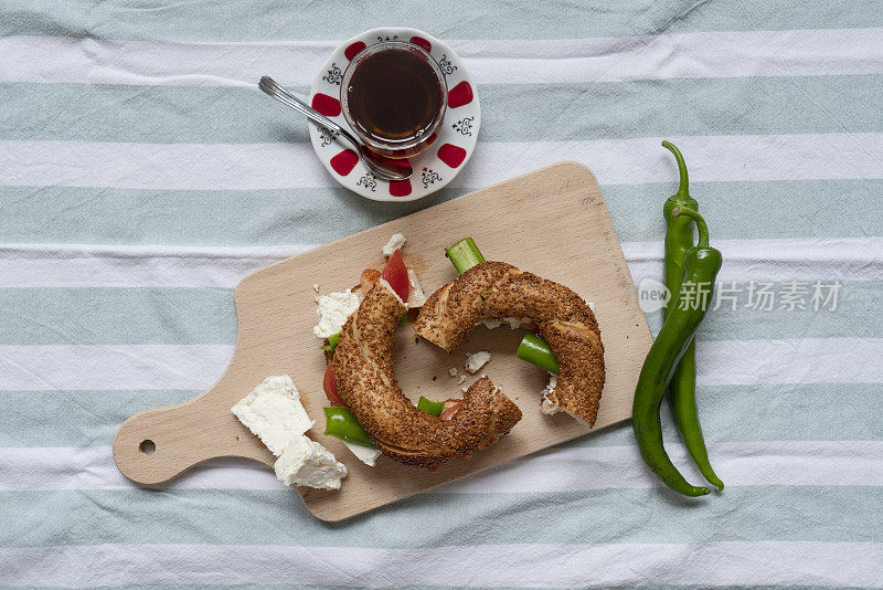 土耳其百吉饼配奶酪，青椒，茶