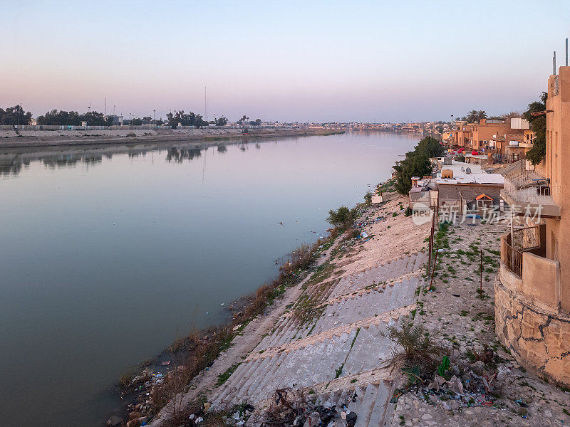 从Adhamiya市俯瞰伊拉克巴格达的底格里斯河