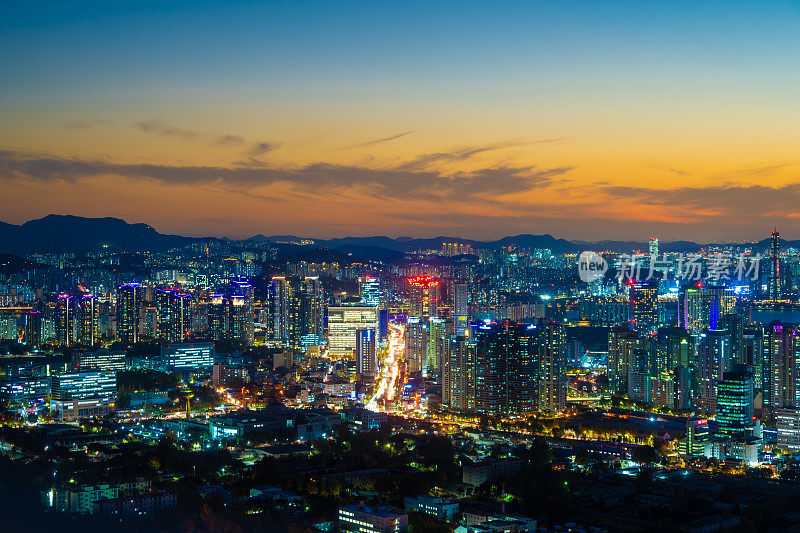 日落时分的韩国首尔城市天际线