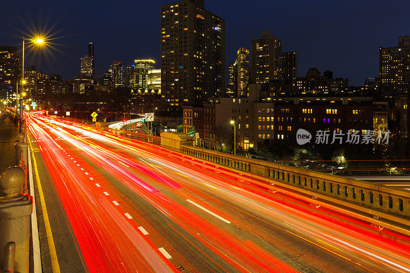 从空无一人的布鲁克林大桥上看，纽约布鲁克林的夜景。模糊的运动效果。