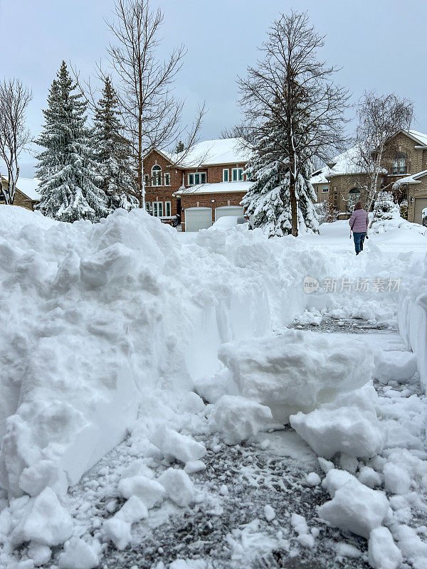 住宅小区的冬季视图和清除车道上的积雪，伍德布里奇，加拿大