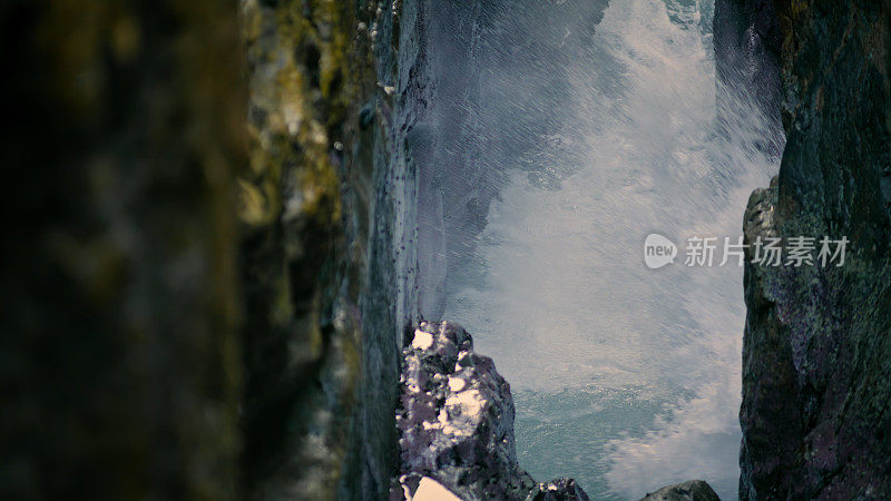 海洋飞溅岩石自然特写。海浪在夏季悬崖处破碎