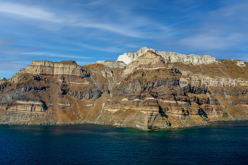 希腊圣托里尼岛，有火山口和爱琴海