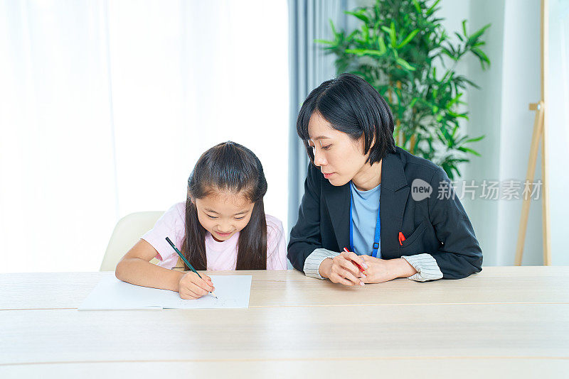 一个正在学习的女孩和一个要赡养的穿西装的女人