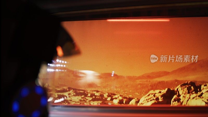 火星漫游者在红色星球火星表面旅行。宇航员望向窗外，看到贫瘠的景色