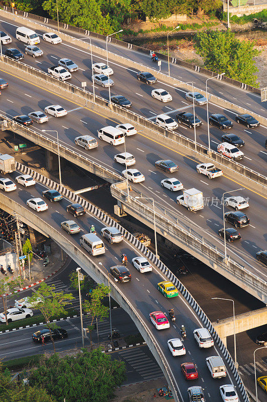 白天路上拥挤的汽车