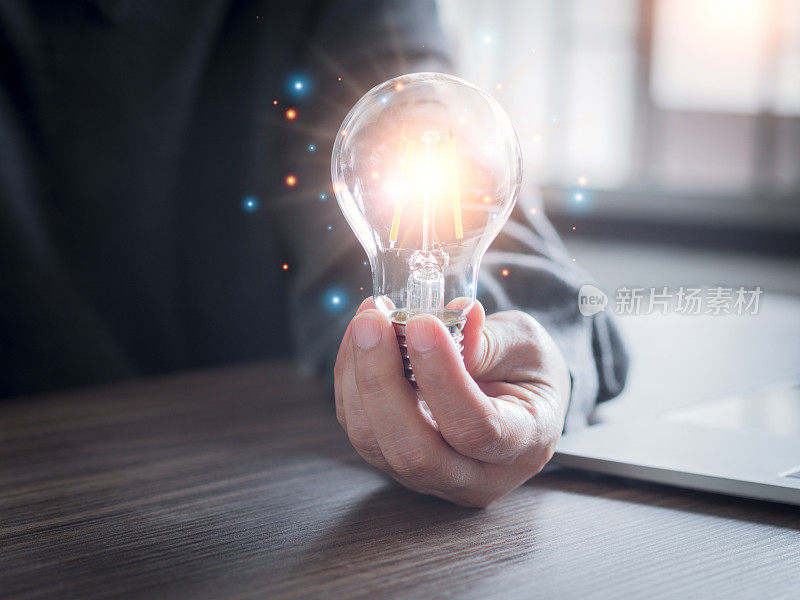手握灯泡代表创造力、发明、创新、智慧和头脑风暴，为企业的成功提供专业的解决方案。