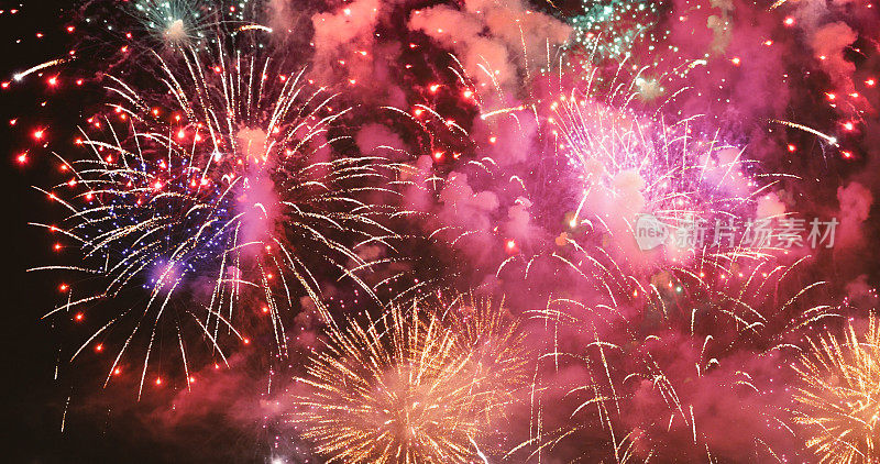 紫色烟花庆祝2024年7月4日的周年庆新年佳节。紫色的烟花在晚上庆祝国庆节。紫罗兰色烟花2023年新年倒计时