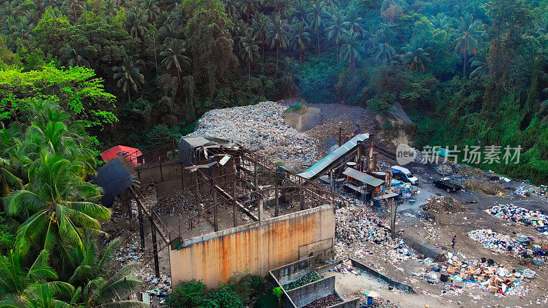 鸟瞰图:热带垃圾填埋场的垃圾焚烧。探索天堂垃圾处理的环境问题，无人机镜头暴露了污染对岛屿生态系统的影响