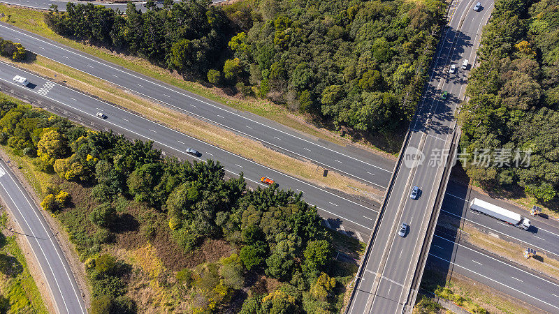 高速公路交汇处的高速公路桥