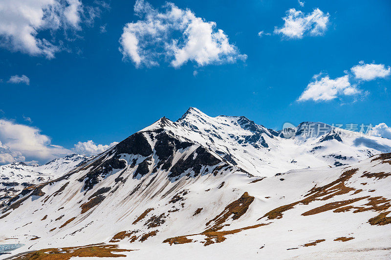 大格洛克纳山脉附近的奥地利阿尔卑斯山的雪峰