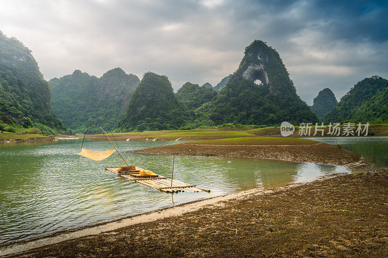 渔民在越南曹邦省特拉林的通山上的河上捕鱼，有湖泊，多云，自然