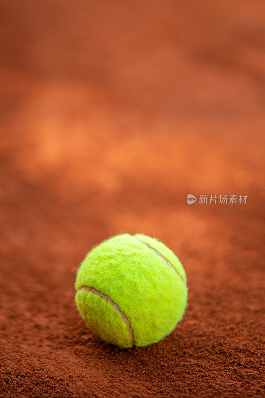 网球在红土场上与复制空间