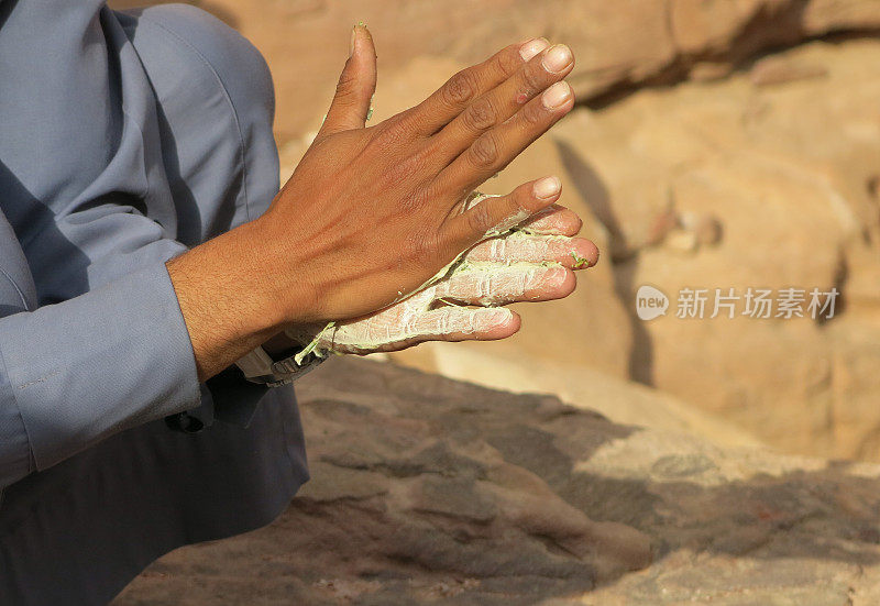 阿拉伯工匠用手揉泥来制作物品