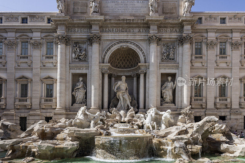 意大利城市罗马的特莱维广场上著名的特莱维喷泉