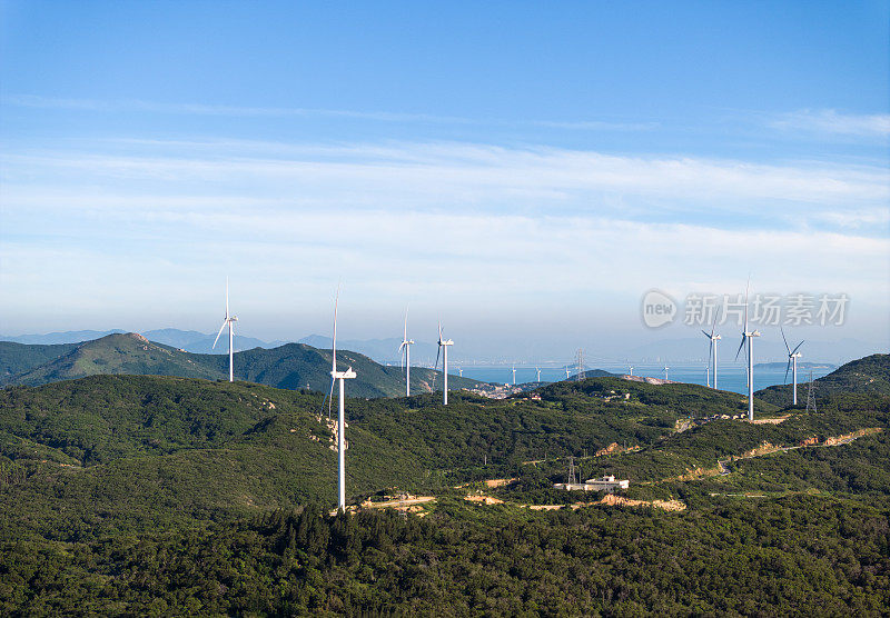 山顶风力发电场的鸟瞰图