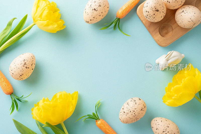 喜庆的复活节展示。鸟瞰图显示，鸡蛋放在木架里，兔子吃胡萝卜，还有郁金香，所有这些都被设置在浅蓝色的背景上，并留出文字空间