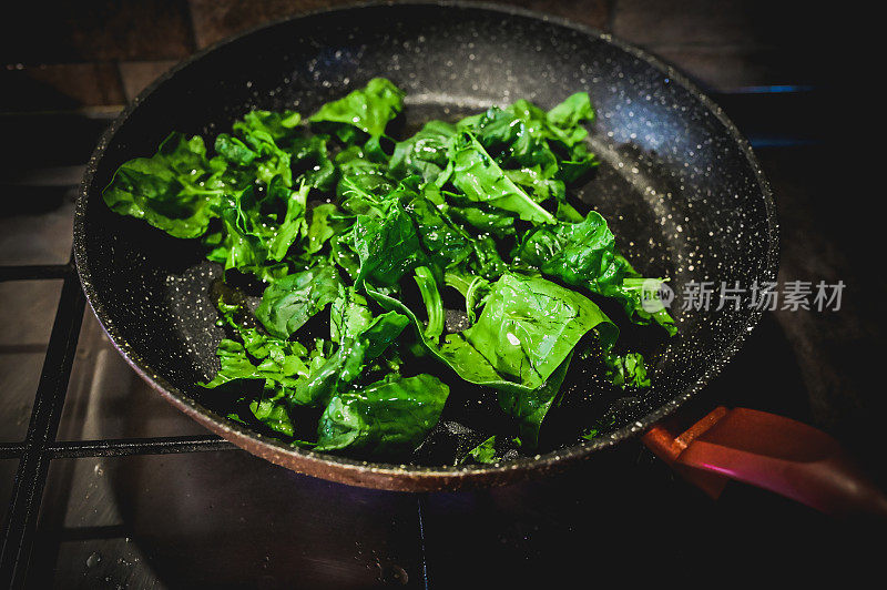 用煎锅准备菠菜。