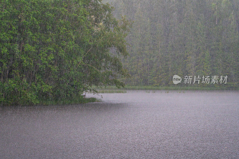 大雨中湖面