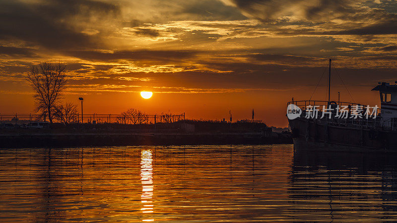 日落时分的纽约上海湾