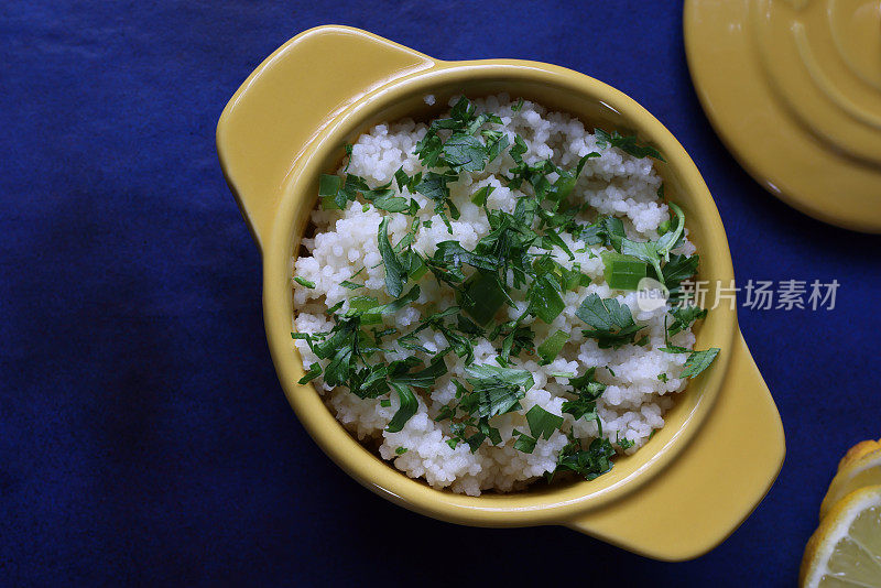 蒸粗麦粉和香菜