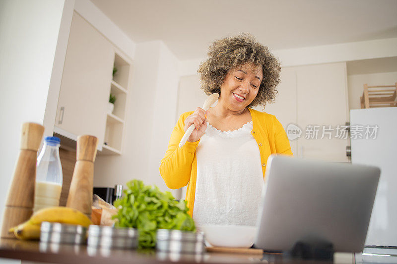 一个成熟的女人正在准备一顿饭