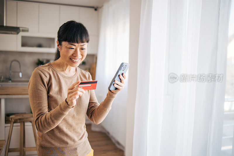 日本女顾客在网上购物