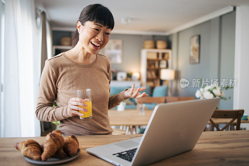 视频通话的亚洲女性