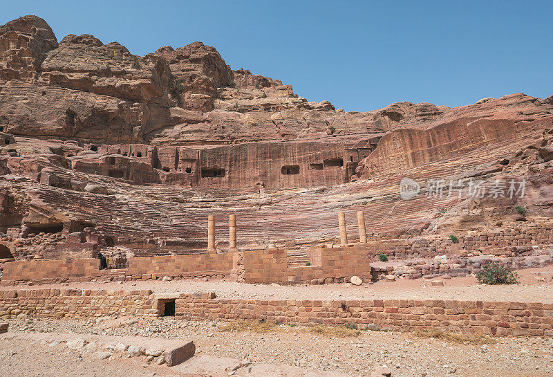 佩特拉是约旦西南部沙漠中著名的考古遗址。大约公元前300年，它是纳巴泰王国的首都