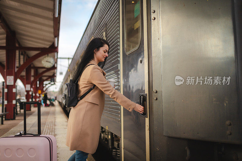 年轻的女商人登上火车