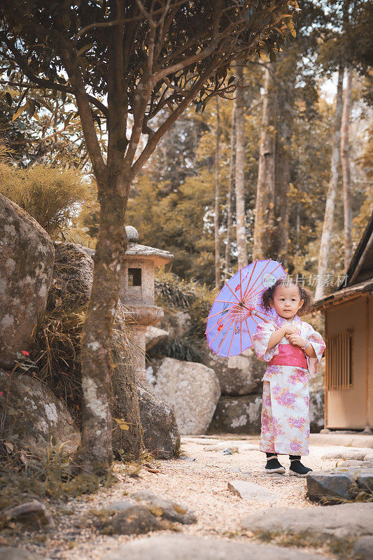 和服的宁静:一对中国双胞胎幼儿在日本公园散步和放松