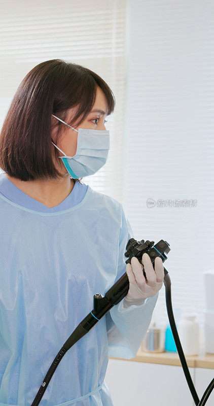 亚洲医生结肠镜检查病人