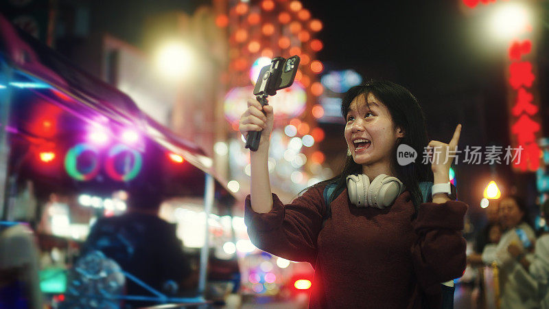 年轻的网红在街头夜市享受。