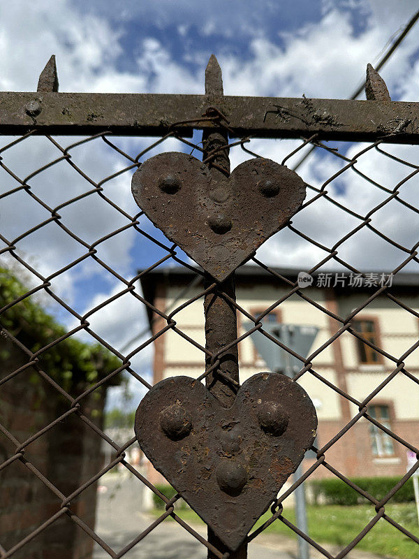 铁链栅栏上生锈的心形装饰品