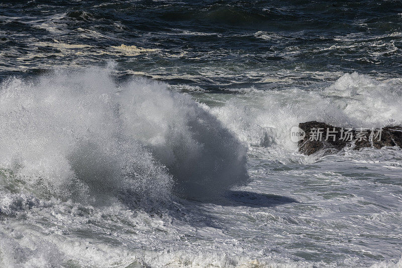 大海波涛汹涌，海浪拍击着岩石